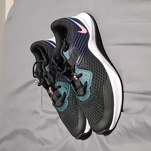 NIKE WOMANS RUNNERS - Picture 1 of 2